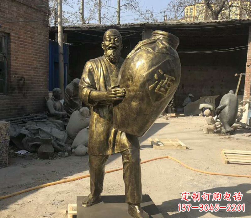 周口抱着酒坛的人物铜雕