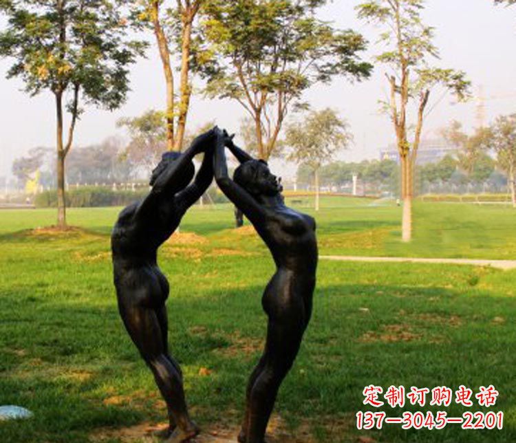周口背对背拉手的情侣公园人物铜雕