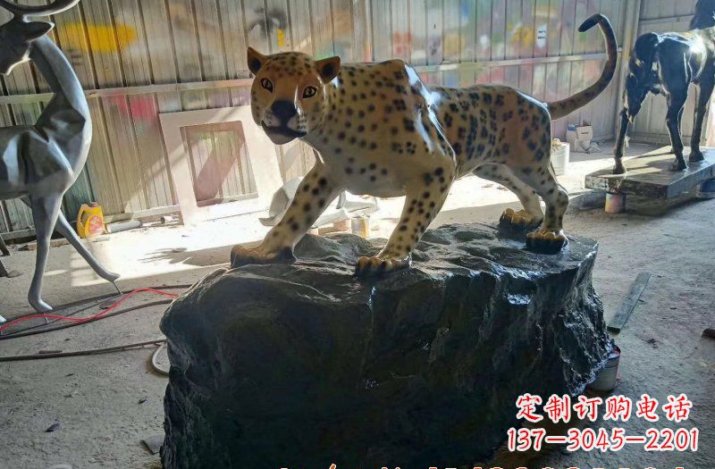 周口玻璃钢豹子雕塑 (2)