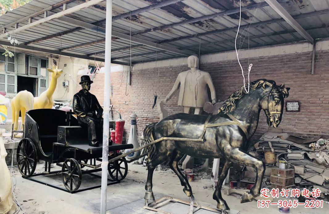 周口玻璃钢仿铜赶马车人物雕塑广场景观雕塑