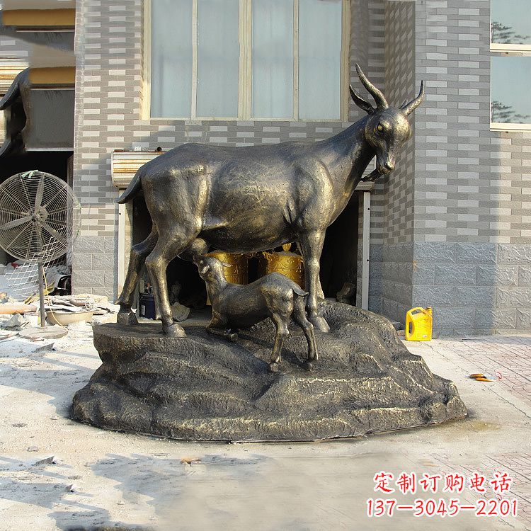 周口玻璃钢仿铜羔羊跪乳景观动物雕塑
