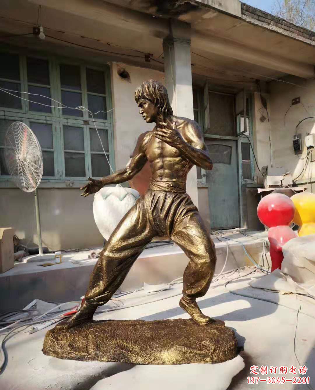 周口玻璃钢仿铜李小龙雕塑广场电影明星人物雕塑 (4)