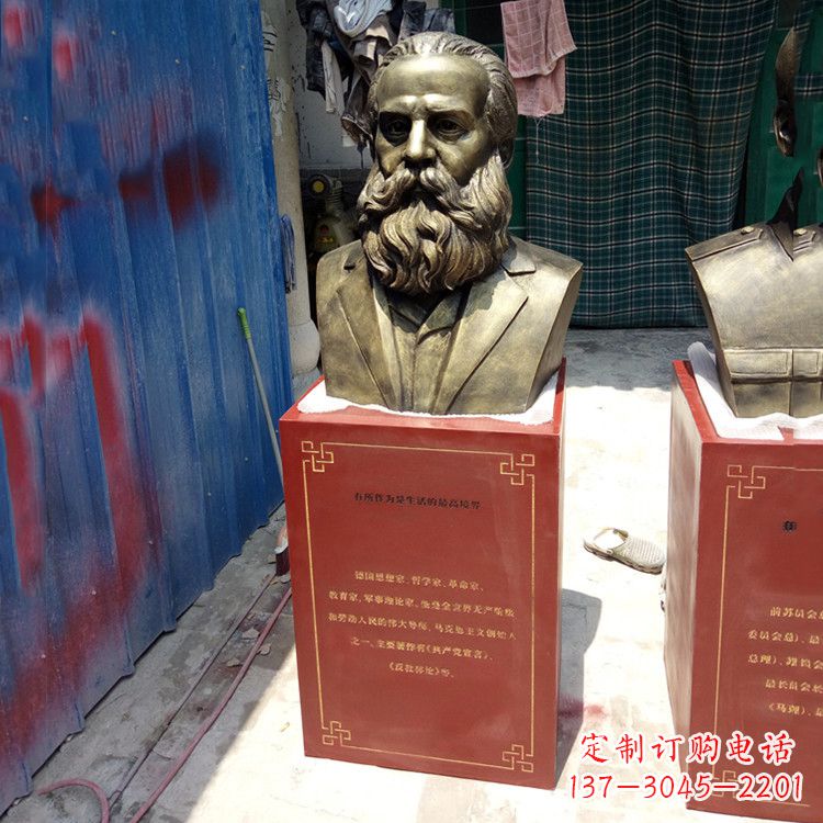 周口玻璃钢仿铜马克思雕塑——缅怀伟大思想家