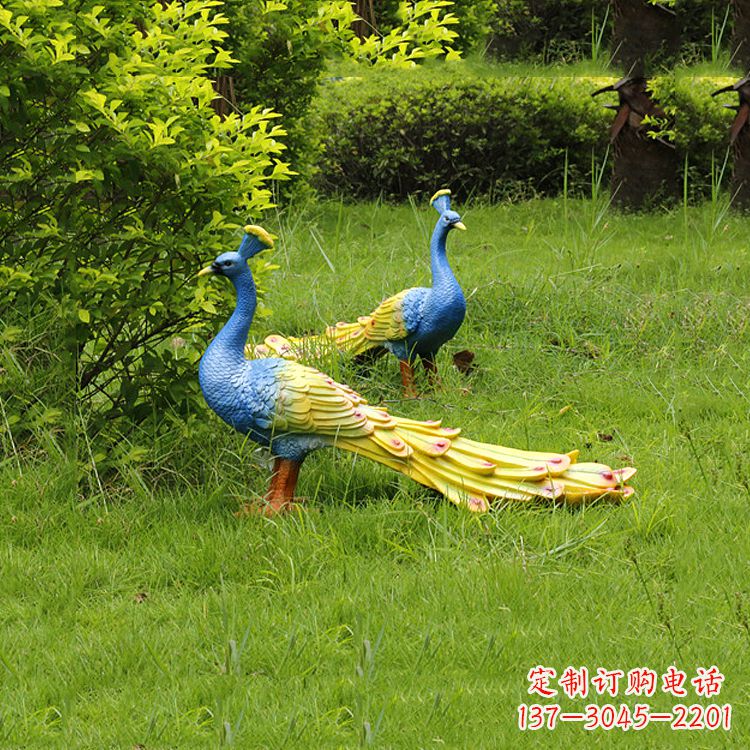 周口玻璃钢孔雀雕塑——艺术点缀公园草坪