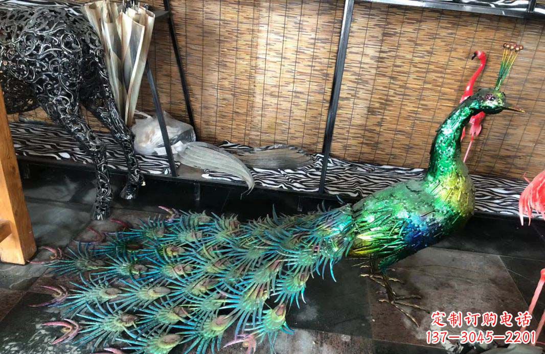 周口不锈钢彩色景观孔雀雕塑