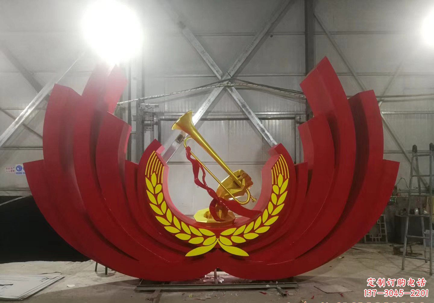 周口不锈钢冲锋号雕塑缅怀英雄,祝福未来