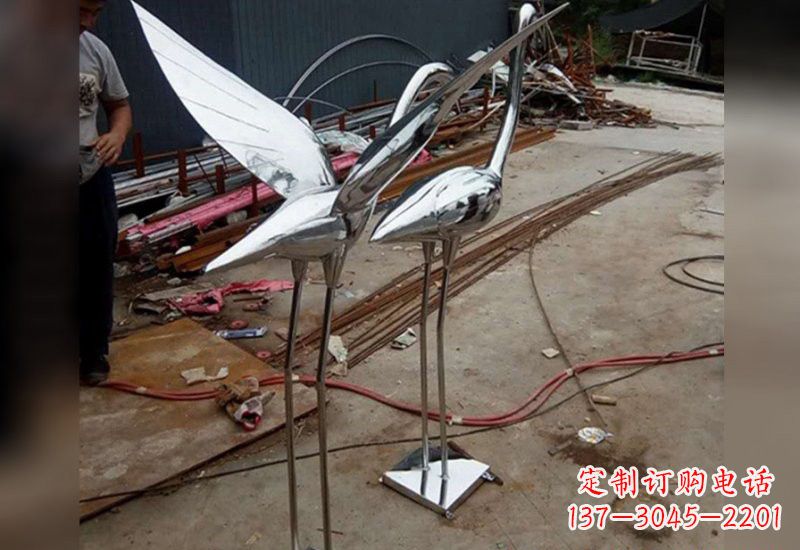 周口不锈钢仙鹤雕塑象征着美丽与和谐