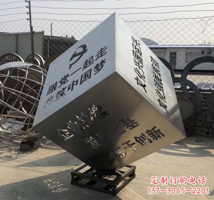 周口不锈钢灯饰魔方雕塑——精妙艺术