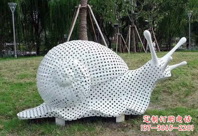 周口不锈钢公园里的蜗牛雕塑