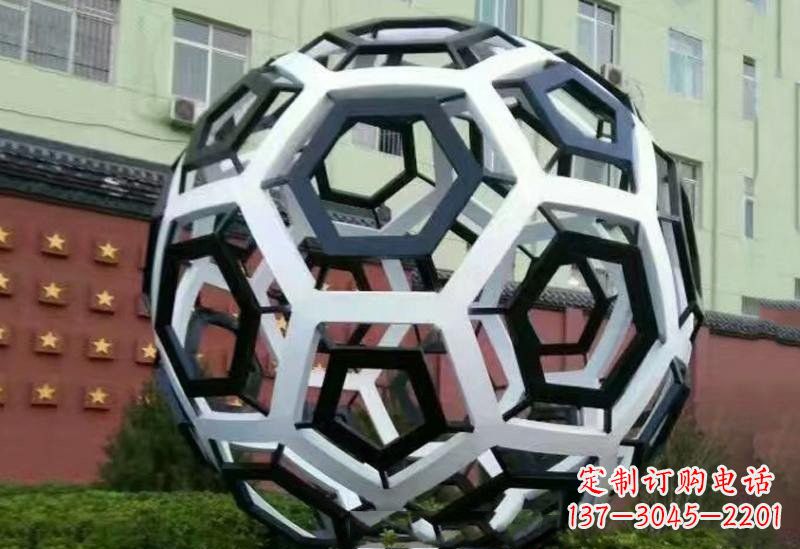 周口不锈钢公园的镂空足球雕塑