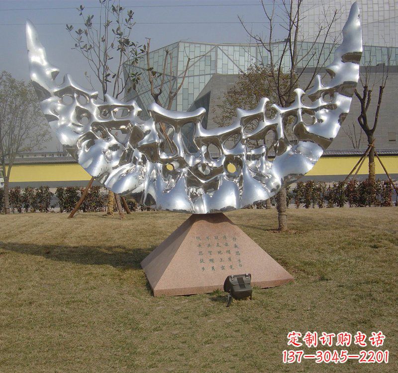 周口不锈钢月亮雕塑象征着无尽的美丽