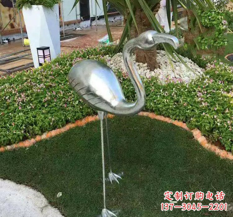 周口火烈鸟雕塑美丽而又充满力量