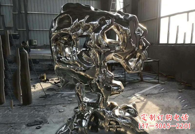 周口太湖石雕塑不锈钢公园的镜面之美