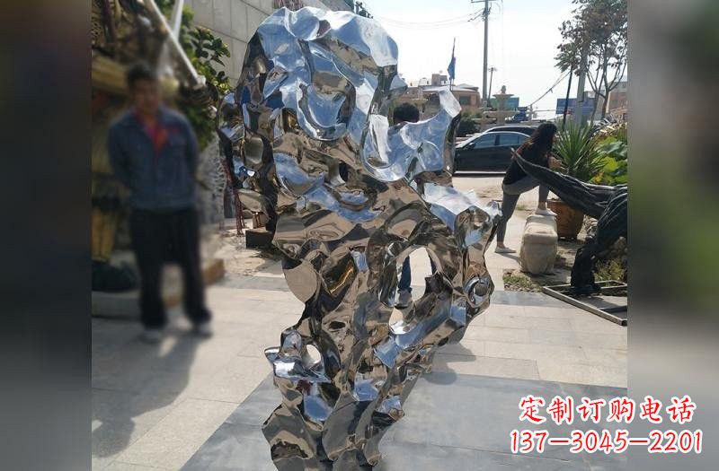周口太湖石雕塑——点缀不锈钢公园