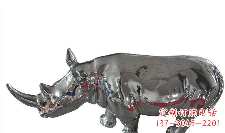 周口不锈钢公园犀牛雕塑巍峨雄伟