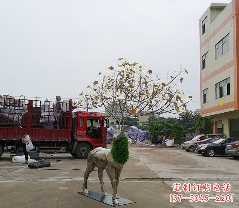 周口不锈钢公园的梅花鹿雕塑