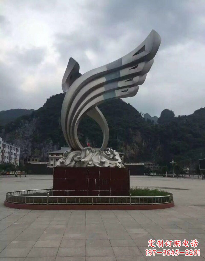 周口翅膀雕塑——环绕不锈钢广场的精美艺术品