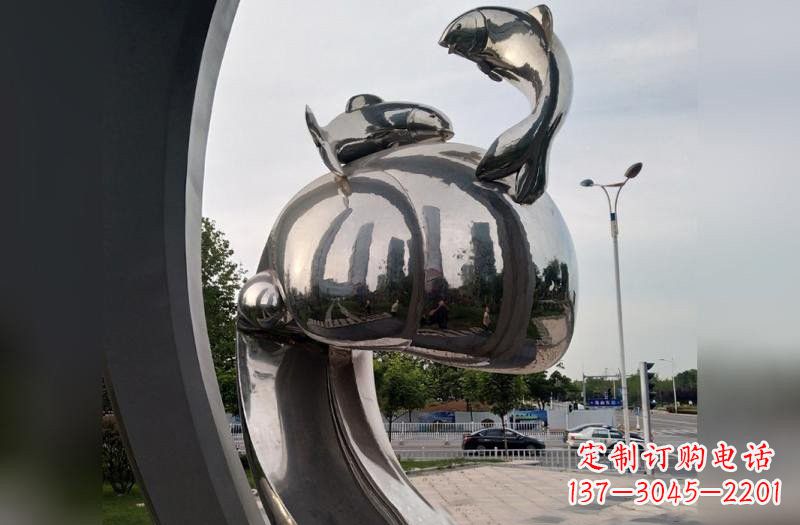周口海浪下的海鸥雕塑