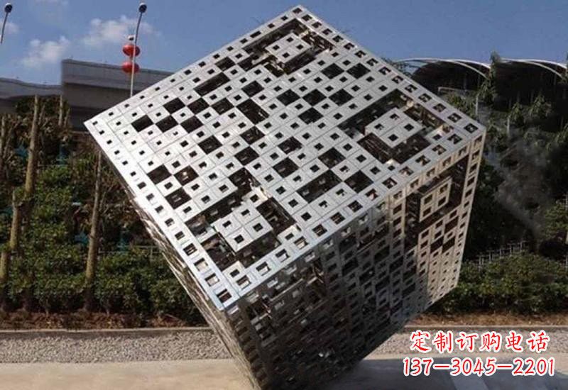周口不锈钢广场上的魔方雕塑