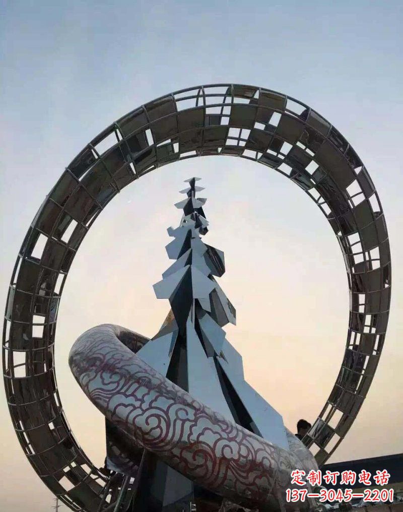 周口不锈钢广场上的松树雕塑