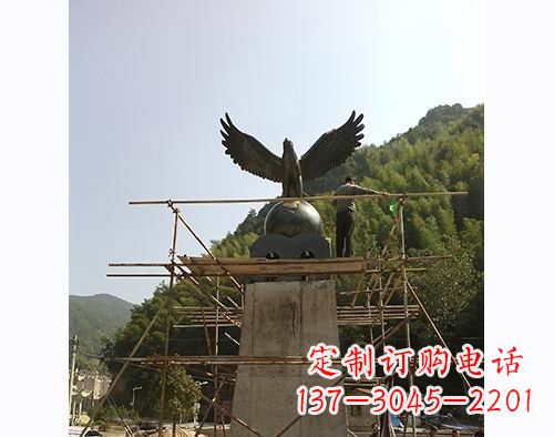 周口不锈钢老鹰踩地球雕塑缅怀大自然之美