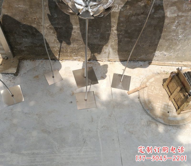 周口不锈钢荷叶雕塑给大厅带来精致优雅