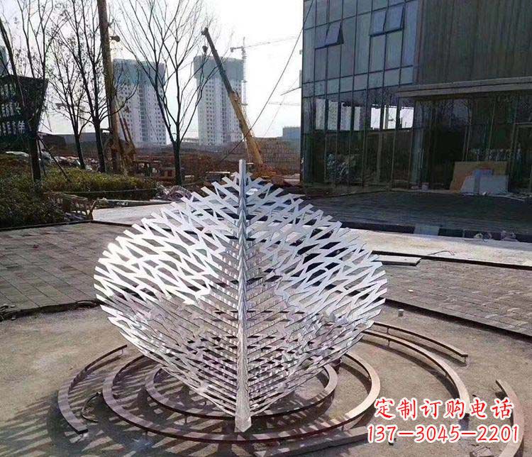 周口不锈钢镂空树叶雕塑精美雕刻的艺术