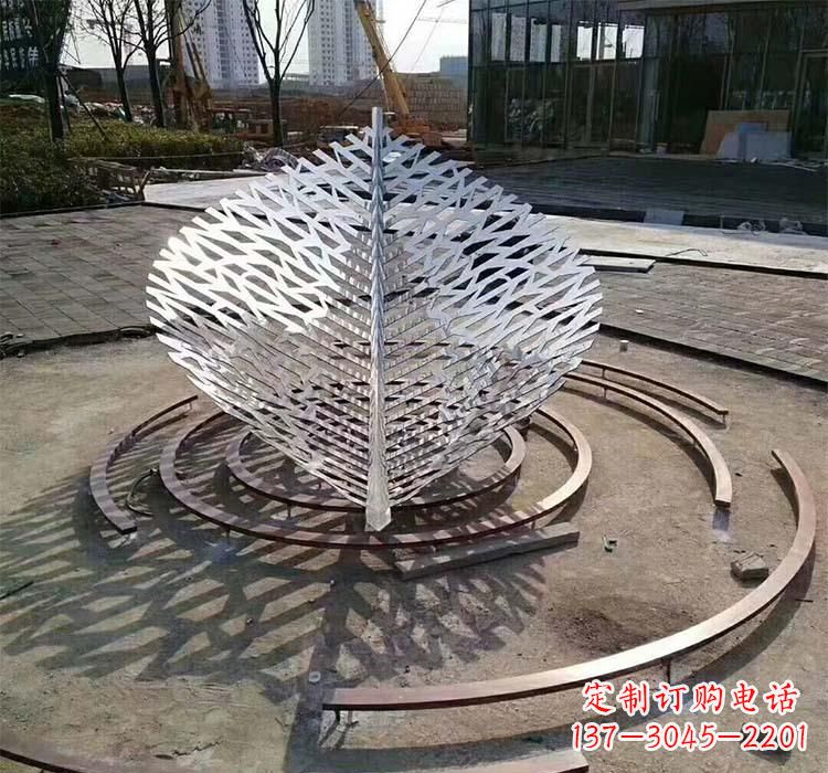 周口不锈钢镂空树叶雕塑——给环境带来美丽
