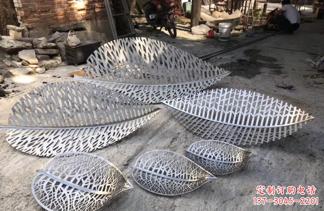 周口不锈钢树叶雕塑美丽的自然之美