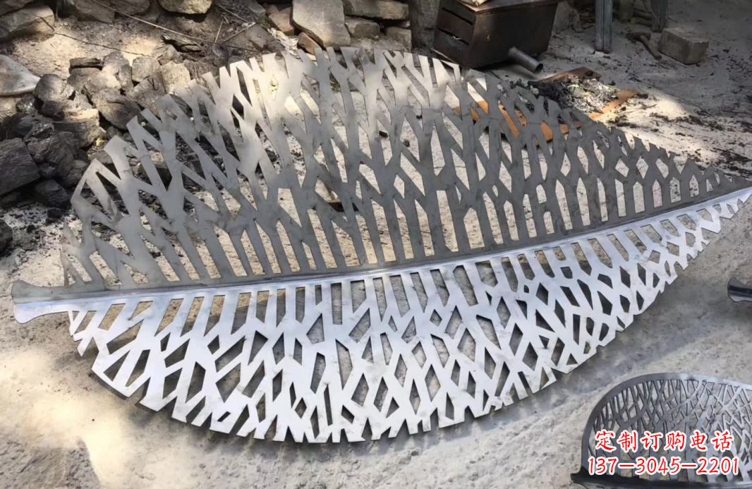 周口不锈钢镂空树叶雕塑艺术的精美结合