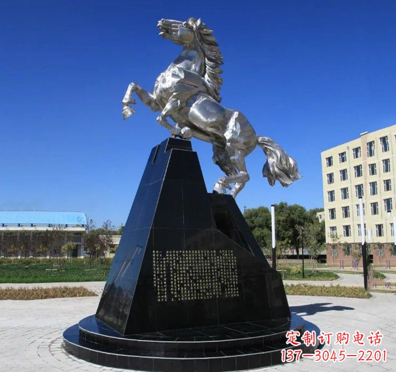 周口不锈钢企业广场上的马雕塑