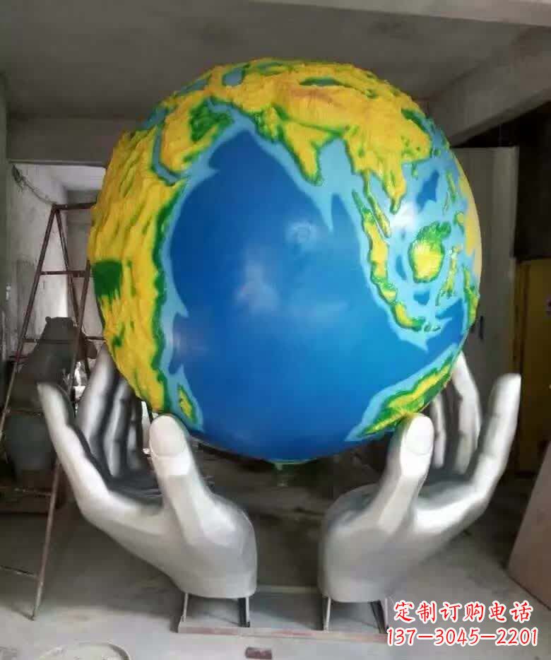 周口不锈钢手托地球雕塑精美的艺术作品
