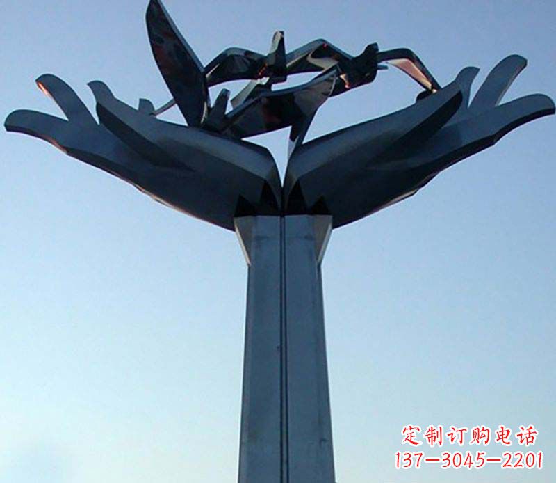 周口不锈钢手托鸽子雕塑象征着和平与爱
