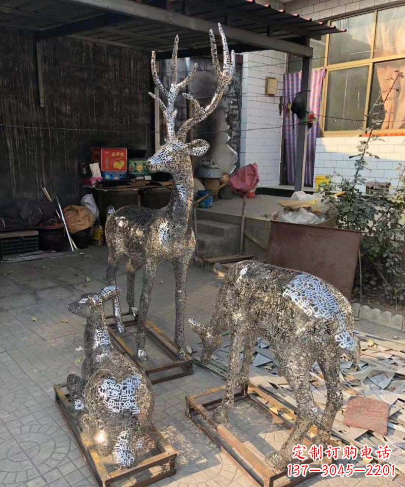 周口不锈钢庭院里的梅花鹿雕塑