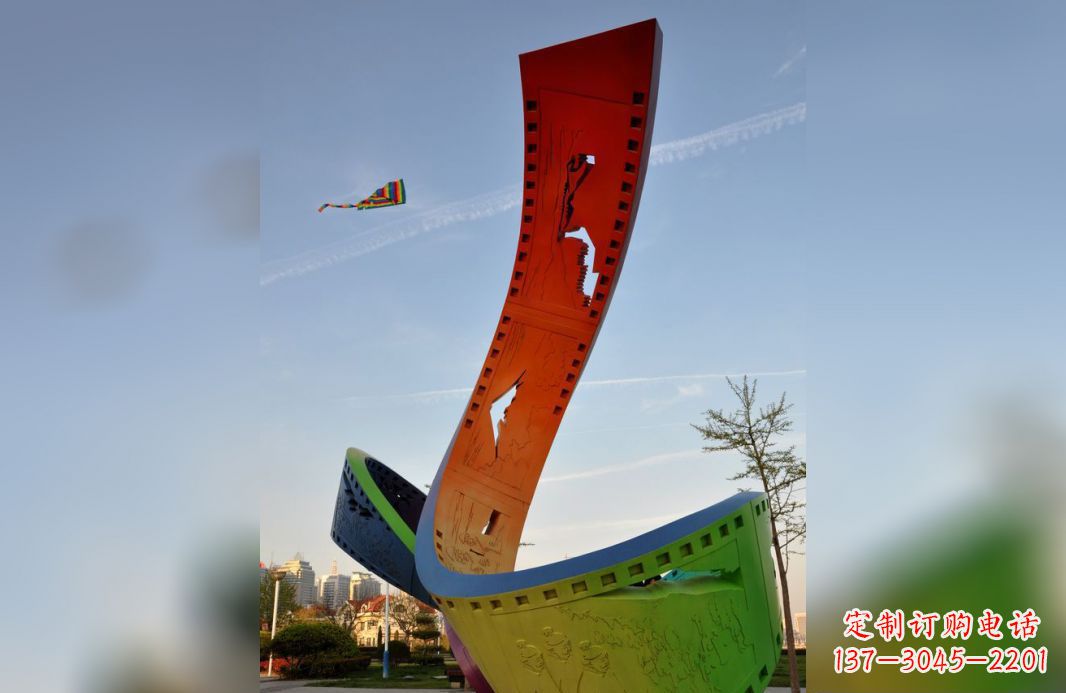 周口不锈钢五彩胶卷广场雕塑——现代美学的象征