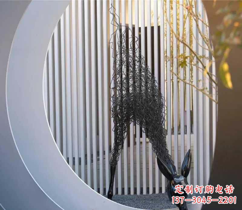 周口不锈钢小区的长颈鹿雕塑