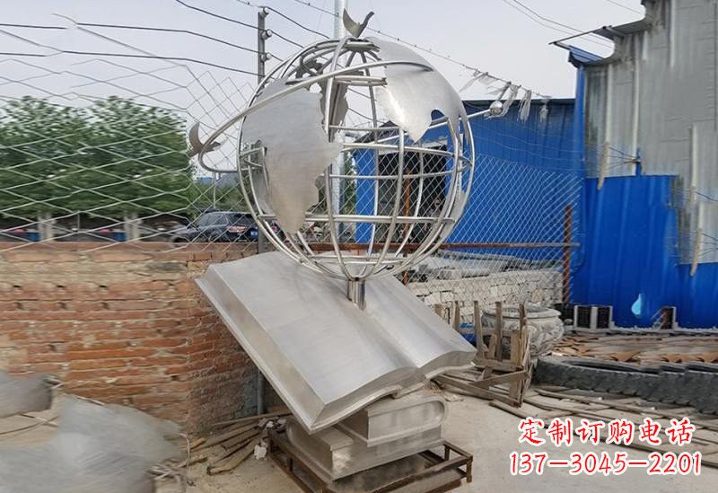 周口不锈钢校园里的地球雕塑