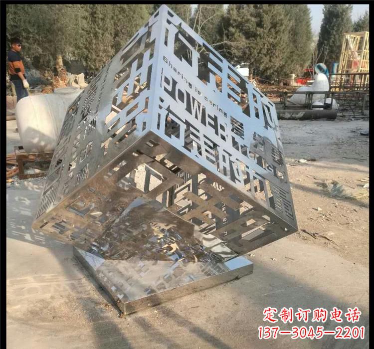 周口不锈钢艺术镂空魔方雕塑给空间带来新的灵感