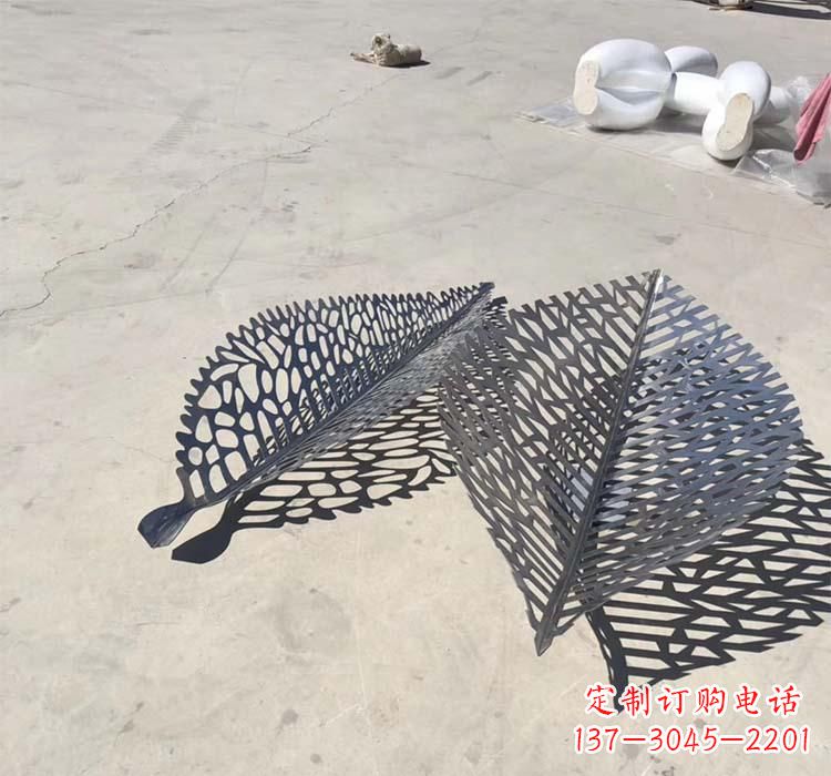 周口不锈钢园林镂空树叶雕塑给空间增添美感