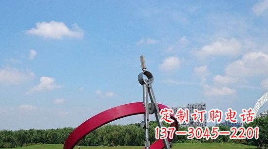 周口不锈钢圆规雕塑环绕着美景