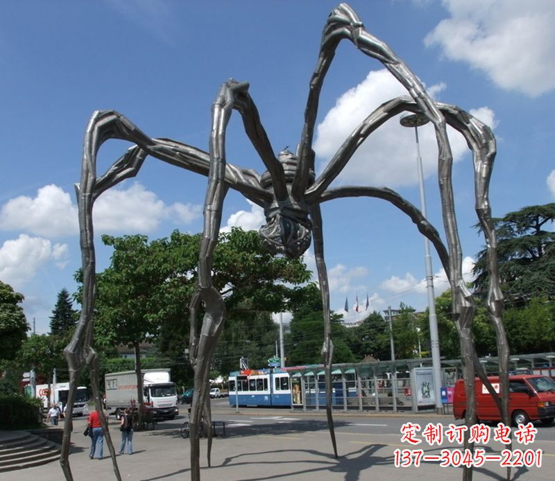 周口蜘蛛侠雕塑点缀不锈钢的景观