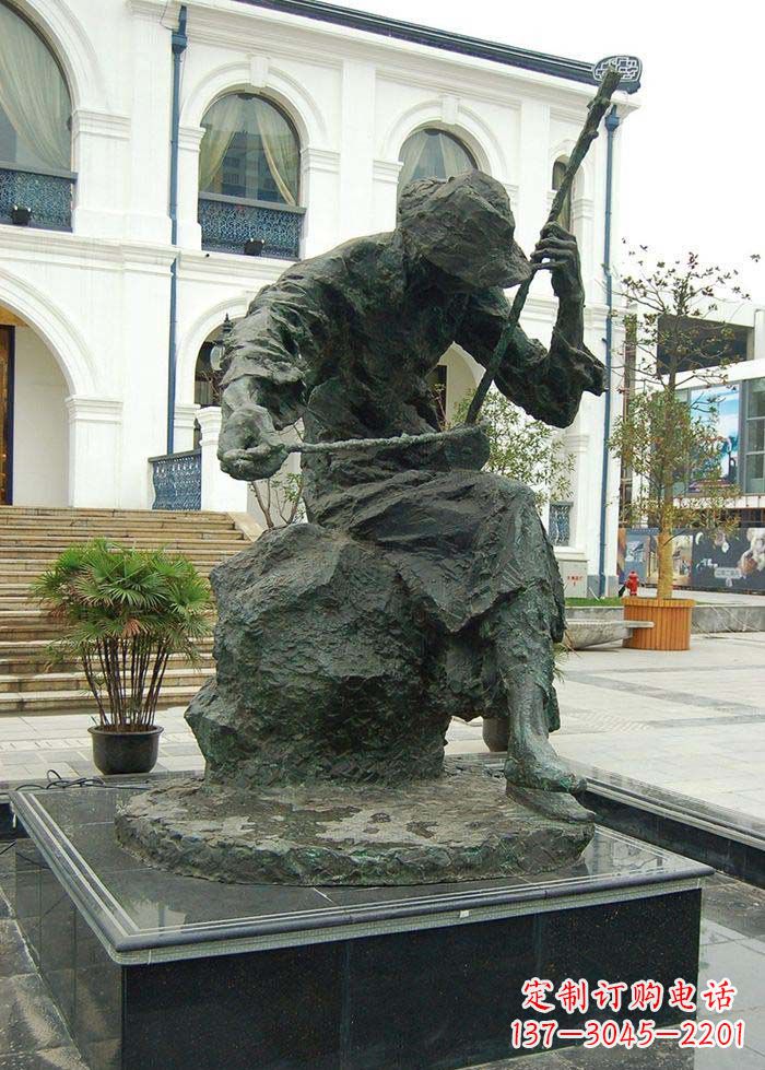 周口节奏轻快的二胡雕塑