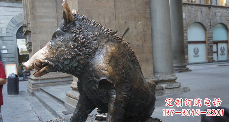 周口野猪雕塑给步行街带来美丽风景