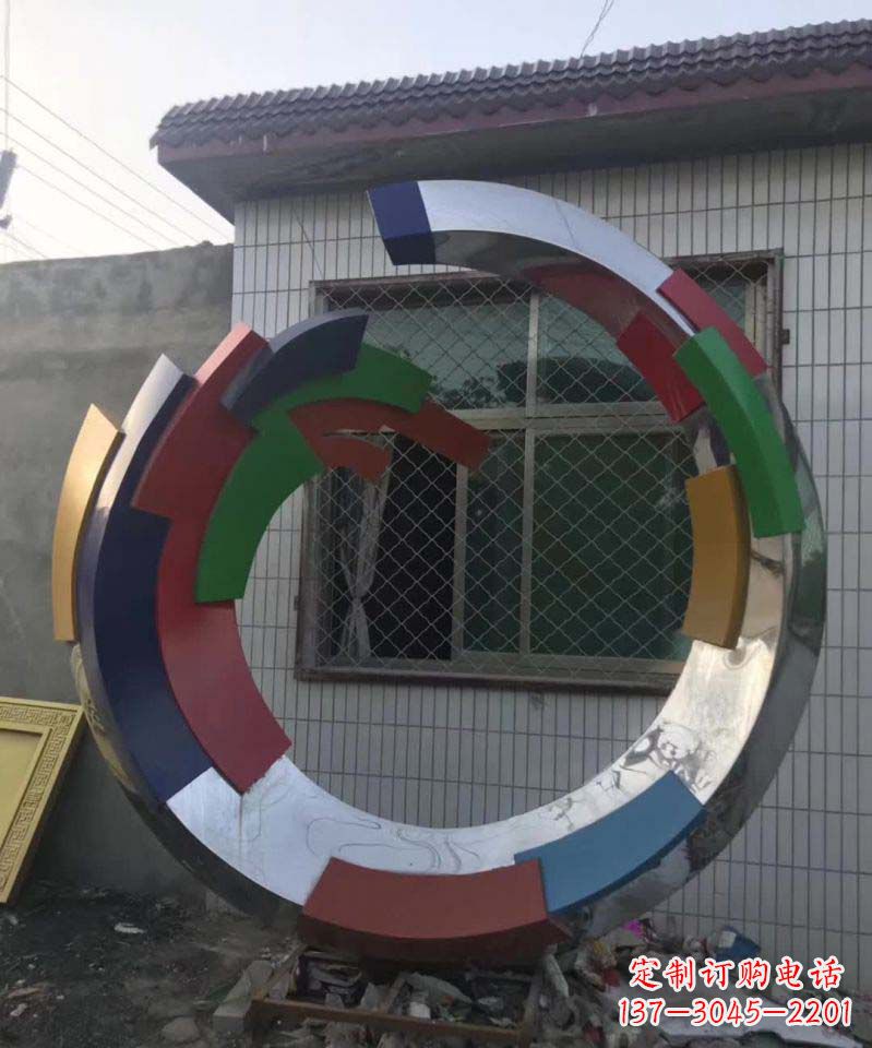 周口绚烂多彩的不锈钢圆环雕塑