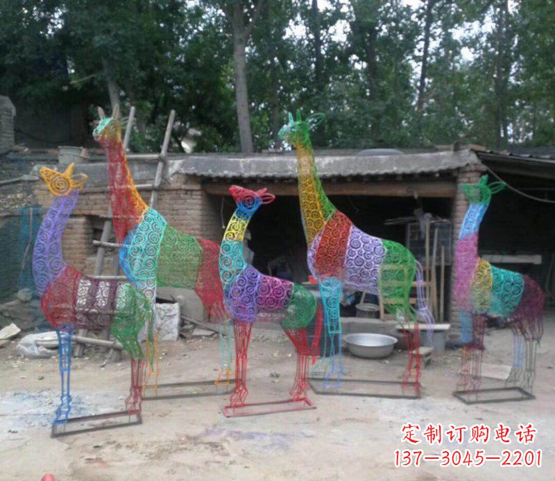周口彩色不锈钢镂空长颈鹿雕塑它的美丽