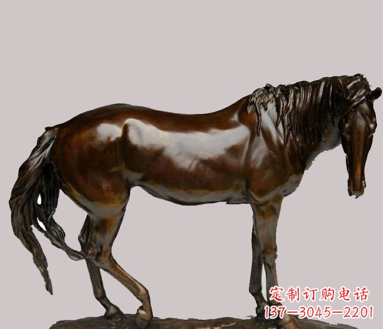 周口草原上的动物雕塑