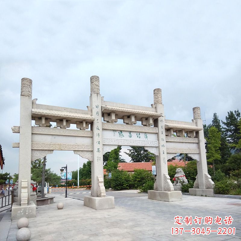 周口城市街道上的牌坊雕塑