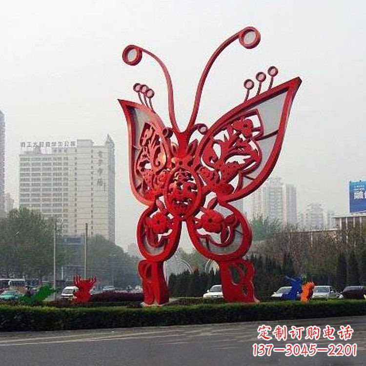 周口绿化带上的大型红色蝴蝶雕塑
