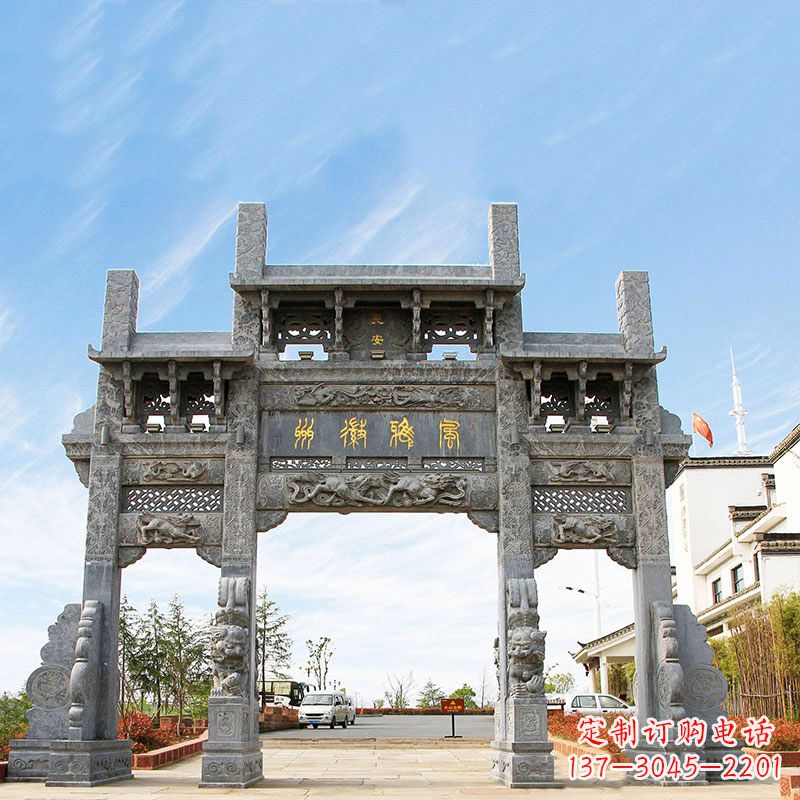 周口城市园林中精美的牌坊雕塑