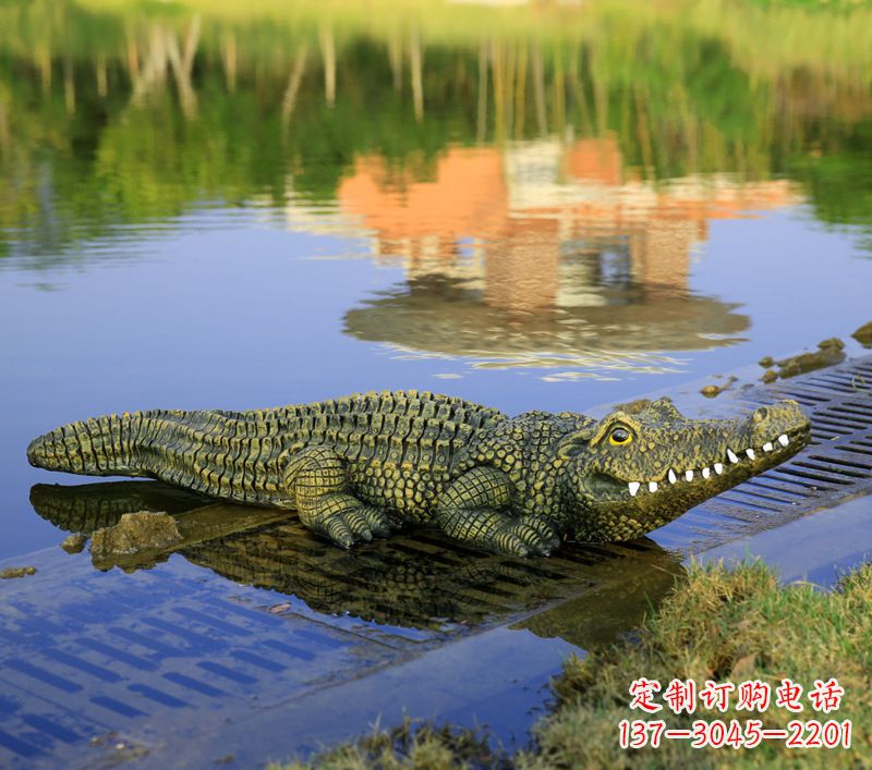 周口池塘水池仿真大鳄鱼雕塑玻璃钢园林水景草丛动物摆件